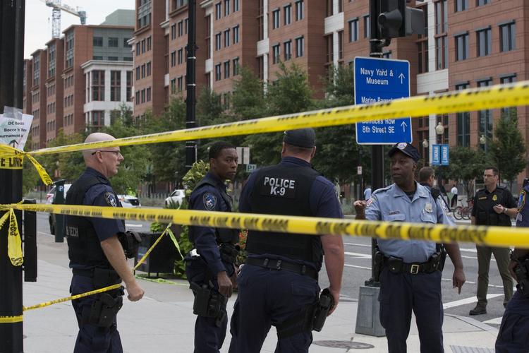 Politiet har afspærret området omkring den amerikanske flådes hovedkvarter. 
