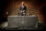 Dong. Ovenpå dagens voldgiftsafgørelse, der tilkender en erstatning på 8,7 millioner kroner til tidligere Dong-direktør, Anders Eldrup, mener Enhedslisten, at finansminister Bjarne Corydon (S) bør skifte Dong-bestyrelsesformand, Fritz Schur, ud. 