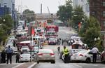 Politi og ambulancer er massivt til stede ved skyderiet i den amerikanske flådes hovedkvarter. 