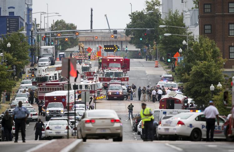 Politi og ambulancer er massivt til stede ved skyderiet i den amerikanske flådes hovedkvarter. 