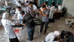 Lægehjælp. Syriske læger tilser tilskadekomne patienter i Maaret al-Numan i det nordlige Syrien. Billedets autencitet er bekræftet af AP. 