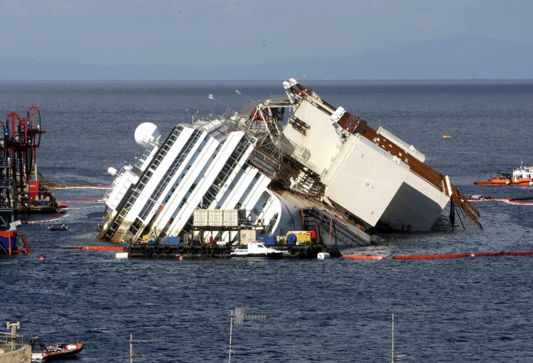 Grundstødt. Blæst og høje bølger forsinker arbejdet med at bringe det kæntrede italienske krydstogtsskib 'Costa Concordia' på ret køl. Foto: 