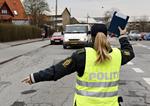 Skævt. Selvom den trafiksikkerhedsmæssige risiko er mindre ved kørsel med hash i blodet end med høj alkoholpromille, opretholder Folketinget en nultolerance politik overfor kørsel med stoffer i blodet. 