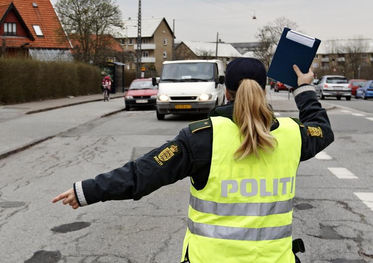 Skævt. Selvom den trafiksikkerhedsmæssige risiko er mindre ved kørsel med hash i blodet end med høj alkoholpromille, opretholder Folketinget en nultolerance politik overfor kørsel med stoffer i blodet. 