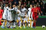 Overalt. Kampen mellem Liverpool og Swansea vil først og fremmest blive husket for den hovedrolle, englænderen Jonjo Shelvey (i midten) indtog. Han havde ganske enkelt en andel i alle kampens fire scoringer. Foto: 