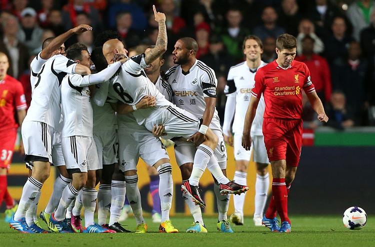 Overalt. Kampen mellem Liverpool og Swansea vil først og fremmest blive husket for den hovedrolle, englænderen Jonjo Shelvey (i midten) indtog. Han havde ganske enkelt en andel i alle kampens fire scoringer. Foto: 