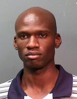 Skyderi. Politiet i Washington har identificeret gerningsmanden bag skyderi på flådebase som computerteknikeren Aaron Alexis . 13 blev dræbt inklusive gerningsmanden. Her et foto fra en tidligere anholdelse for at skyde på gaden  i 2010. 