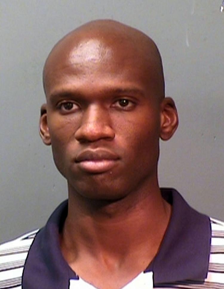 Skyderi. Politiet i Washington har identificeret gerningsmanden bag skyderi på flådebase som computerteknikeren Aaron Alexis . 13 blev dræbt inklusive gerningsmanden. Her et foto fra en tidligere anholdelse for at skyde på gaden  i 2010. 