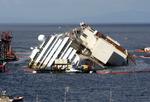 BJÆRGNING. Vraget af 'Costa Concordia' før arbejdet med at bringe hende på ret køl gik i gang. På siden ses den påmonterede tank, der skal fungere som svømmevinge for skibet, når det skal bugseres væk. 
