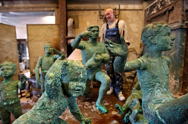 Havmænd. Skulpturen af Agnete, Havmanden og deres syv børn er i øjeblikket oven vande i bronzestøberiet Leif Jensen i Bagsværd, hvor den bliver rengjort, og to omkuldsejlede havbørn bliver svejset fast igen. Dermed løses to ud af tre problemer. 