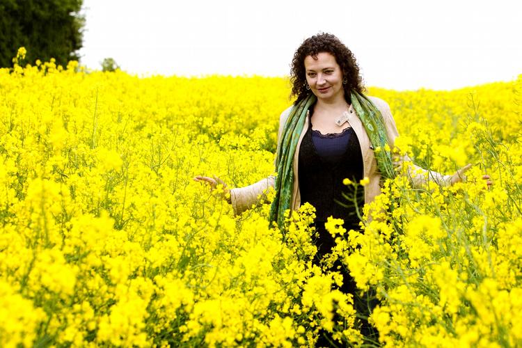 Soldat. Anne-Cathrine Riebnitzsky er uddannet på Forfatterskolen, inden hun blev sprogofficer i russisk og udsendt til Afghanistan som soldat og som rådgiver for Udenrigsministeriet. 