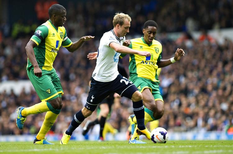 optimisme. Christian Eriksen (midt) fik en flot debut for Tottenham Hotspur i kampen mod de kanariegule fra Norwich. 