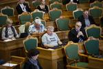 Alene. Uffe Elbæk er nu sin egen i folketingssalen. Han siger, at han stadig vil samarbejde med sine tidligere politiske venner fra Radikale Venstre, Socialdemokraterne og Enhedslisten. 
