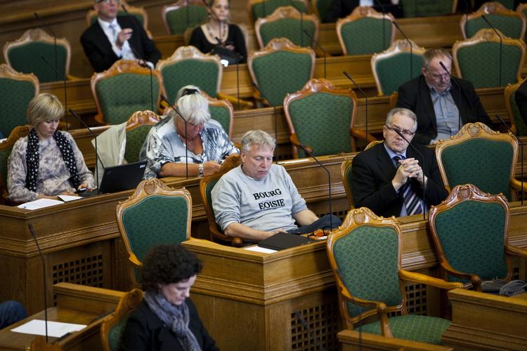 Alene. Uffe Elbæk er nu sin egen i folketingssalen. Han siger, at han stadig vil samarbejde med sine tidligere politiske venner fra Radikale Venstre, Socialdemokraterne og Enhedslisten. 
