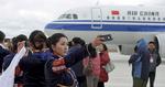 Premiere. En tibetansk kvinde tager et selvportræt i forbindelse med en landing i Yading-lufthavnen. 