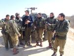 MILITÆROMRÅDE.I Israel forvildede Adam Laugesen sig ind på et militærområde og blev stoppet af israelske soldater. Han spillede violin og blev gode venner med dem, og så fik han lov til at fortsætte sin rejse. 