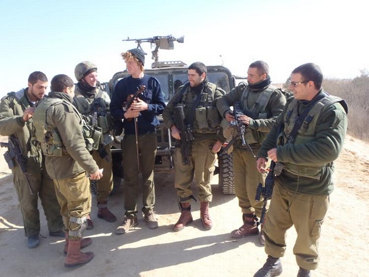 MILITÆROMRÅDE.I Israel forvildede Adam Laugesen sig ind på et militærområde og blev stoppet af israelske soldater. Han spillede violin og blev gode venner med dem, og så fik han lov til at fortsætte sin rejse. 