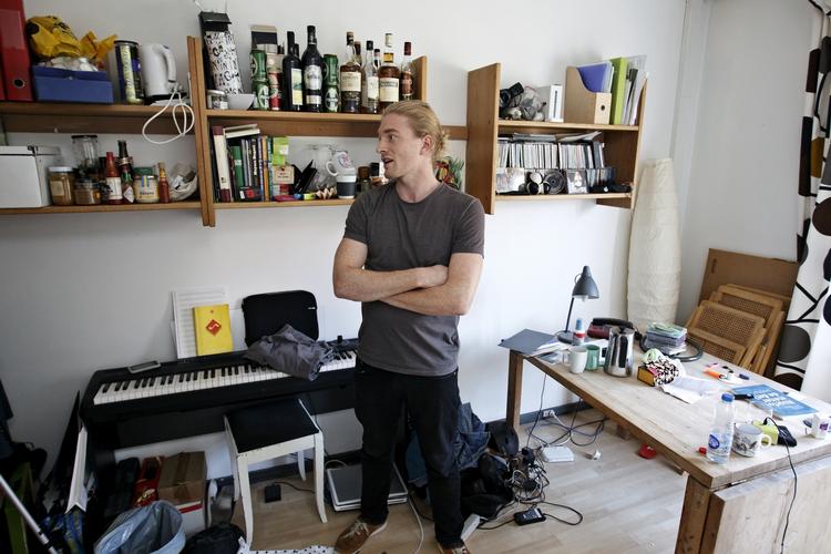 Lummert. Emil Stigsgaard Fuglsang har svært ved at holde luftfugtigheden nede, når han omdanner hylden på kollegieværelset til et tørrestativ. Men han lufter ud, så tit han kan. 