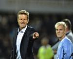 bundgyser. Sønderjyske-træner Lars Søndergaard har tidligere klaret sig fri af nedrykning, men det kan se sort ud for sønderjyderne i denne sæson med et nederlag fredag. 