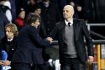 Handshake. Conte og Solbakken siger tak for kamp. 