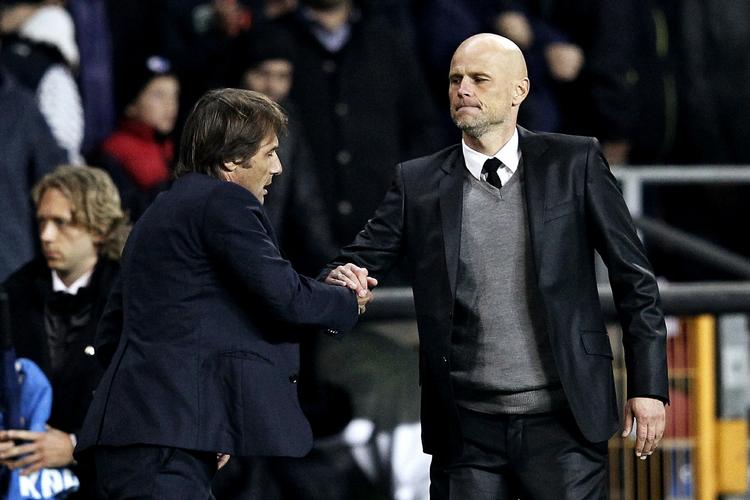 Handshake. Conte og Solbakken siger tak for kamp. 