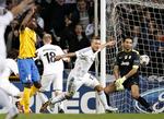 GLEMSOM. Når man har scoret et vigtigt mål i en Champions League-kamp er det helt i orden at blive lidt distræt. Som det var tilfældet for Nicolai Jørgensen (nr. 18) i går. 