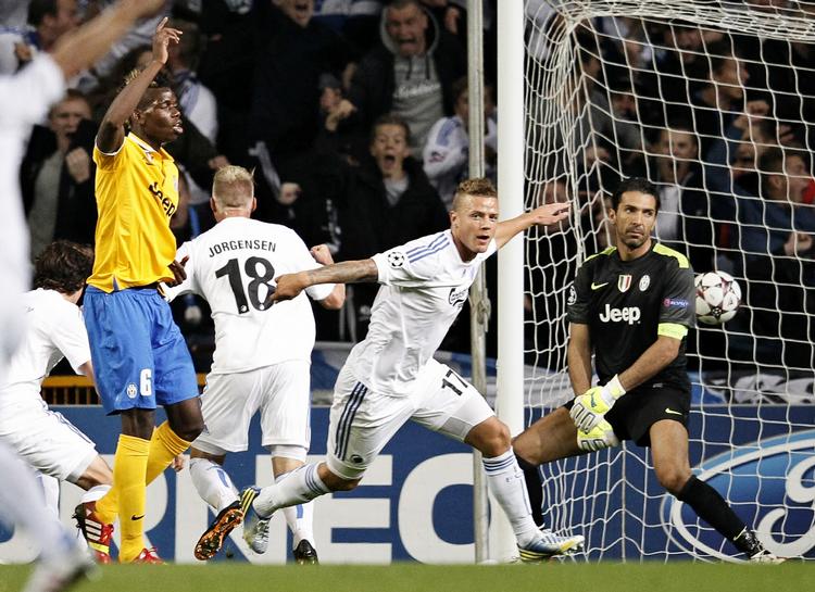 GLEMSOM. Når man har scoret et vigtigt mål i en Champions League-kamp er det helt i orden at blive lidt distræt. Som det var tilfældet for Nicolai Jørgensen (nr. 18) i går. 