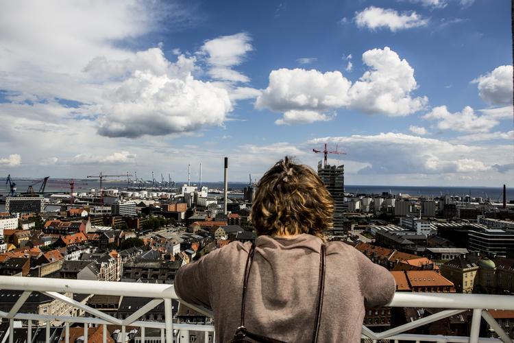 Provins. Aarhus er en by, der kom fra meget lidt og blev landets næststørste by på rekordtid, hvilket er centralt, når man skal forklare dens mærkelige blanding af mindreværdskompleks og selvovervurdering, skriver Mikkel Andersson. 