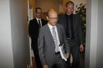 derfor. Økonomiprofessor Jesper Rangvid på vej til pressemøde med rapporten om årsagerne til og konsekvenserne af finanskrisen i Danmark under armen. 