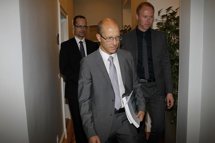 derfor. Økonomiprofessor Jesper Rangvid på vej til pressemøde med rapporten om årsagerne til og konsekvenserne af finanskrisen i Danmark under armen. 