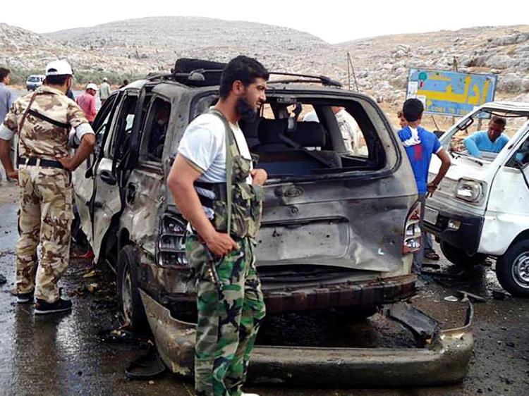Bilbombe. Mens eksperter og Vesten på den ene side er uenige med Rusland og Assad-regimet på den anden side, fortsætter den blodige borgerkrig. I går eksploderede en bilbombe på grænsen mellem Syrien og Tyrkiet. Det skete dagen efter, at Tyrkiet skød en syrisk helikopter ned. Foto: Edlib News Network ENN/AP</fotograf> 