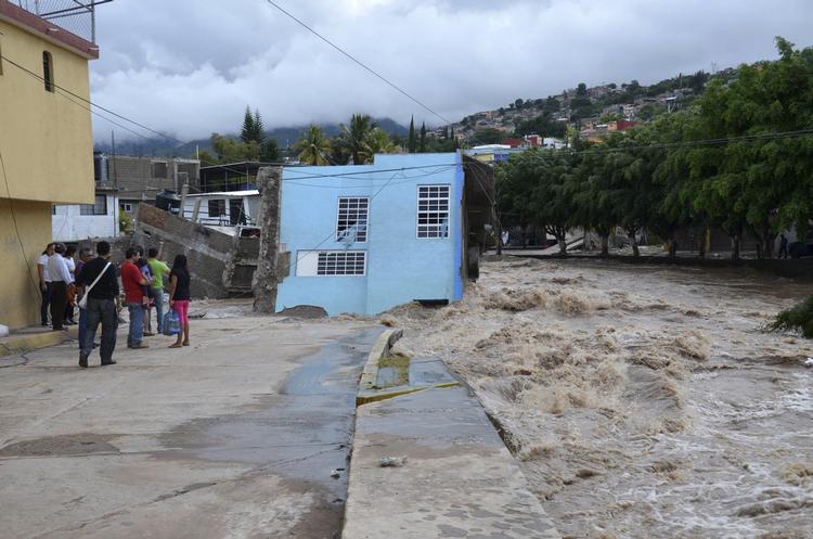 Uvejr. Huse vasker væk efter tropiske storme i Mexico. 