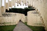 Trylletromler aftegner i plan en amorf form, der bølger ind og ud og danner bløde rumlige opdelinger i den ellers rigide have. 