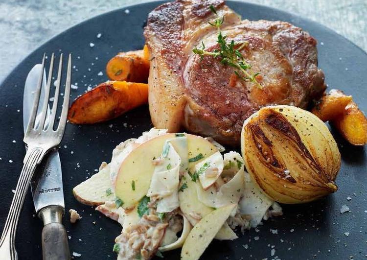 Schnitzel. Muligvis en af de retter man associerer mest med Tyskland. Kogebogen har et par bud på nyfortolkninger af retten og andre spændende tyske retter. 