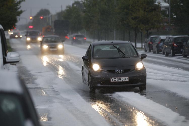 Regnvejr. Voldsom regn har ramt København her til morgen. Nogle steder udviklede regnen sig til slud. 