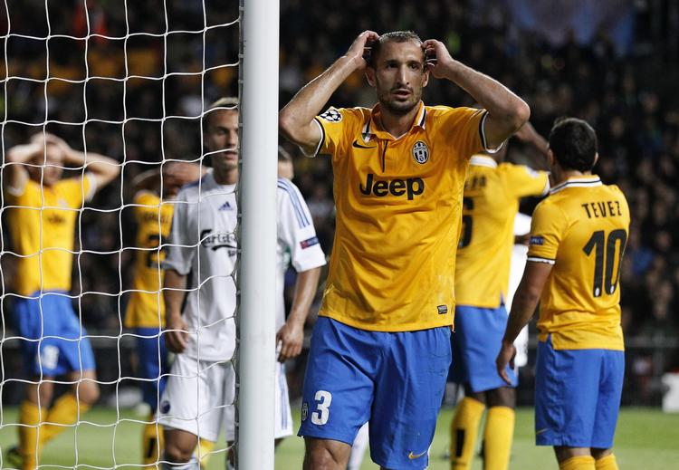 forudsigeligt. De gul-klædte Juventus-spillere får tæsk i de italienske medier dagen efter det uafgjorte resultat mod 'vikingerne' fra København. 