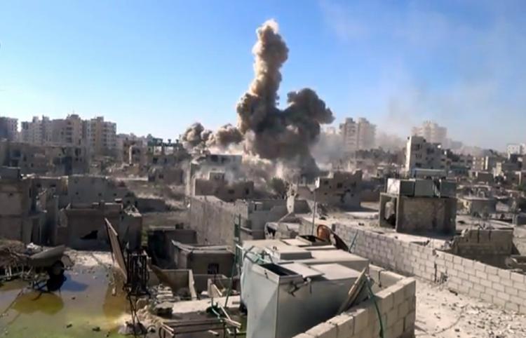 Dagligdag. Mens det internationale spil fortsætter, fortsætter også krigen i Syrien. Her et aktuelt billede fra Damaskus, verificeret af AP. 