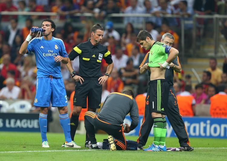 uheld. Iker Casillas (th) forsøgte at spille videre efter sammenstødet, hvor han beskadigede sine ribben, men målmanden måtte opgive. 