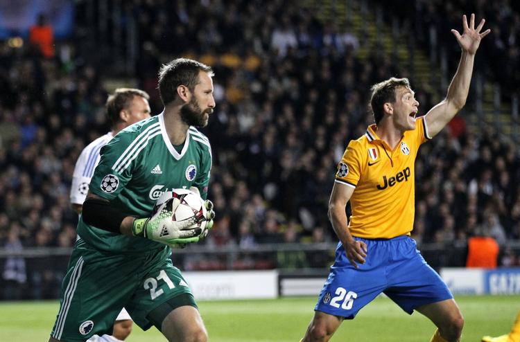 topkarakter. Johan Wiland (tv) kom i vejen for næsten alle Juventus' forsøg på mål i kampen i Parken. 