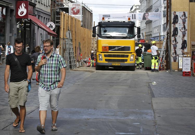 kovending. Københavns Kommune har i dag besluttet at tillade aften- og natarbejde på fire metrobyggepladser, selv om kommunen oprindelig havde stoppet det. 