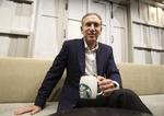 Kaffekonge. Starbucks-boss Howard Schultz vil gerne venlige bede cafeens kunder om ikke at bære våben, når de køber kaffe. 