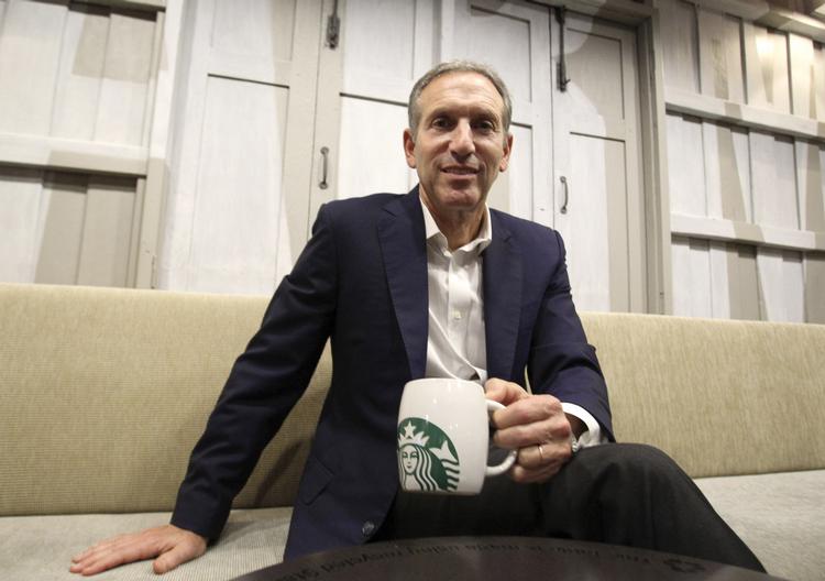 Kaffekonge. Starbucks-boss Howard Schultz vil gerne venlige bede cafeens kunder om ikke at bære våben, når de køber kaffe. 
