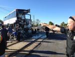 Tragedie. Bussen kørte direkte ind i toget, selv om bommene var nede. 