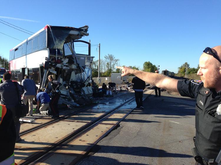 Tragedie. Bussen kørte direkte ind i toget, selv om bommene var nede. 