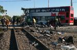 Overskæringskollision. En bus er kørt ud på skinnerne og ind i et tog i Canada, selvom jernbanebommen var nede. 6 mennesker meldes indtil videre dræbt, og 11 er alvorligt sårede. 