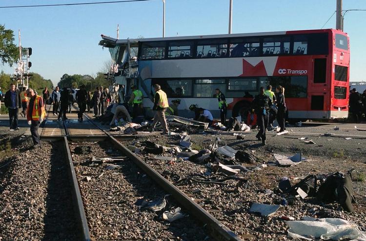 Overskæringskollision. En bus er kørt ud på skinnerne og ind i et tog i Canada, selvom jernbanebommen var nede. 6 mennesker meldes indtil videre dræbt, og 11 er alvorligt sårede. 
