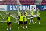 TRÆNING. Selv spillere fra Ajax må selv slæbe, når de skal træne på Camp Nou. 