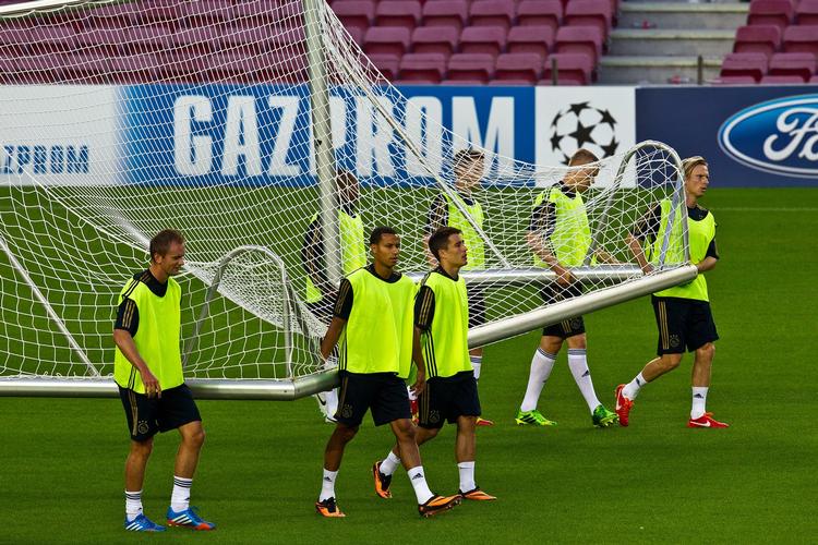 TRÆNING. Selv spillere fra Ajax må selv slæbe, når de skal træne på Camp Nou. 