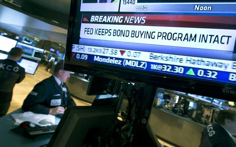 Støtteopkøb. Den amerikanske centralbank vil mod forventning fortsætte med at foretage massive opkøb af obligationer. 