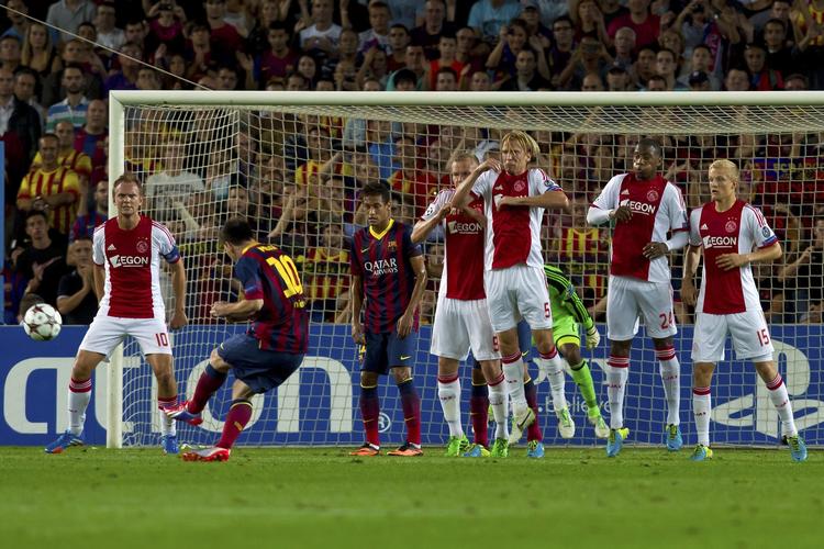 1-0. Venstrebenet lynede tre gange, så nu har Lionel Messi scoret 6 gange i ligaen og 3 gange i Champions League i denne sæsons 4 kampe. 
